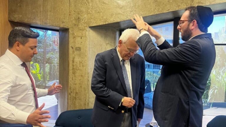 Rabino Rav Sany abençoa embaixador do Chipre e Dr. Luiz Teixeira