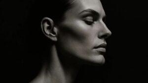 O Efeito “Rosto Derretido”: Entenda a Perda de Volume e o Segredo para um Contorno Facial Definido