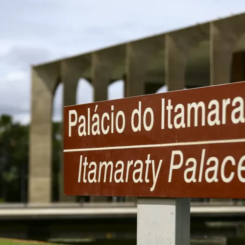 O Papel da Diplomacia em Promover Diálogos em um Mundo em Conflito